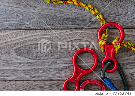 クライミング道具 エイトカン ロープ木目背景素材の写真素材
