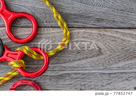 クライミング道具 エイトカン ロープ木目背景素材 77852747