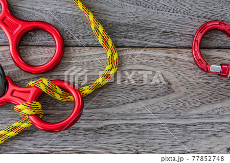 クライミング道具 エイトカン ロープ木目背景素材 77852748