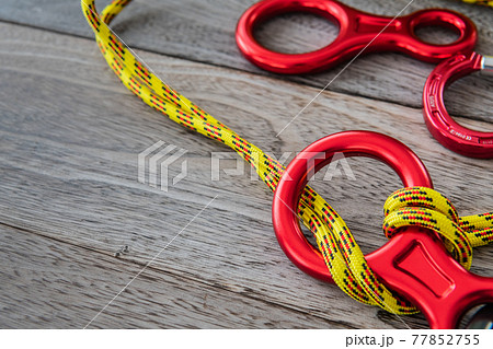 クライミング道具 エイトカン ロープ木目背景素材 77852755