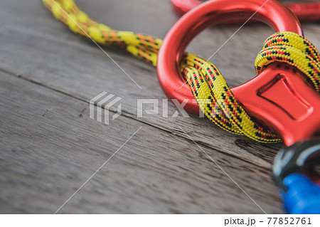 クライミング道具 エイトカン ロープ木目背景素材 77852761