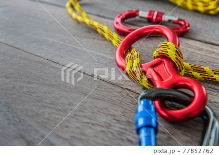 クライミング道具 エイトカン ロープ木目背景素材 77852762