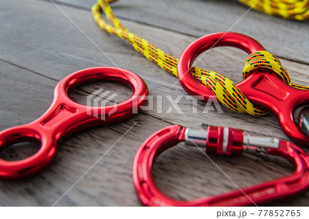 クライミング道具 エイトカン ロープ木目背景素材 77852765