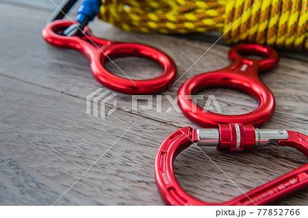 クライミング道具 エイトカン ロープ木目背景素材 77852766