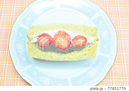 いちごとあんこのサンドイッチ 77852779