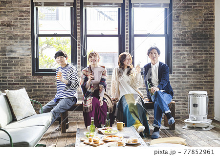 ホームパーティーをする若者 77852961