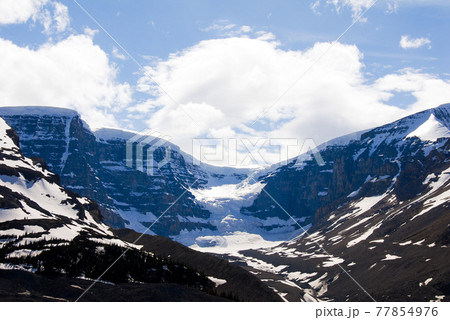 春のカナディアン・ロッキー　アサバスカ氷河近くのもう一つの氷河（カナダ） 77854976