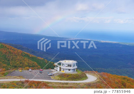 青森県むつ市　虹と紅葉時期の釜臥山展望台　津軽海峡方面を望む 77855946