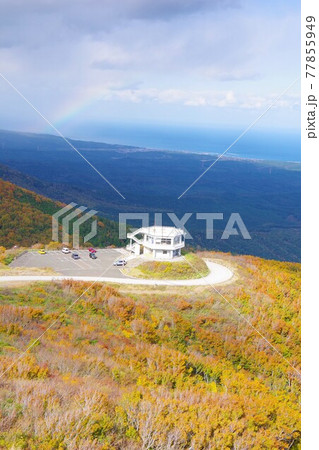 青森県むつ市　虹と紅葉時期の釜臥山展望台　津軽海峡方面を望む 77855949