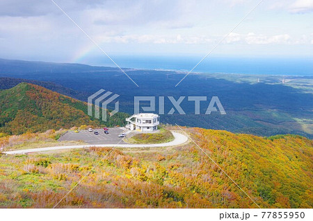 青森県むつ市 虹と紅葉時期の釜臥山展望台 津軽海峡方面を望む 青森県むつ市 虹と紅葉時期の釜臥山展望台 津軽海峡方面を望む 77855950