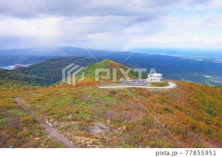 青森県むつ市 虹と紅葉時期の釜臥山展望台 宇曽利山湖・津軽海峡方面を望む 青森県むつ市 虹と紅葉時期の釜臥山展望台 宇曽利山湖・津軽海峡方面を望む 77855951