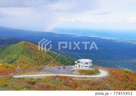 青森県むつ市　虹と紅葉時期の釜臥山展望台　津軽海峡方面を望む 77855952