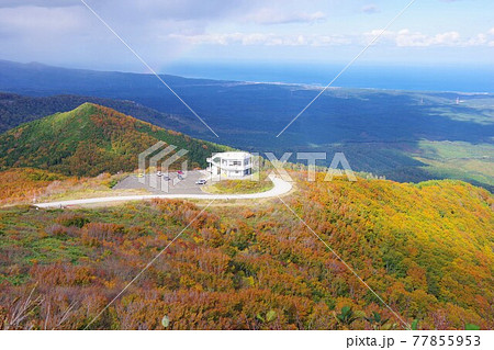 青森県むつ市 紅葉時期の釜臥山展望台 津軽海峡方面を望む 青森県むつ市 紅葉時期の釜臥山展望台 津軽海峡方面を望む 77855953