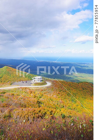 青森県むつ市 紅葉時期の釜臥山展望台 津軽海峡方面を望む 青森県むつ市 紅葉時期の釜臥山展望台 津軽海峡方面を望む 77855954