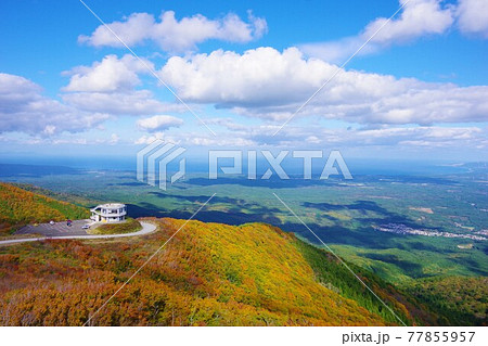 青森県むつ市　紅葉時期の釜臥山展望台　津軽海峡方面を望む 77855957