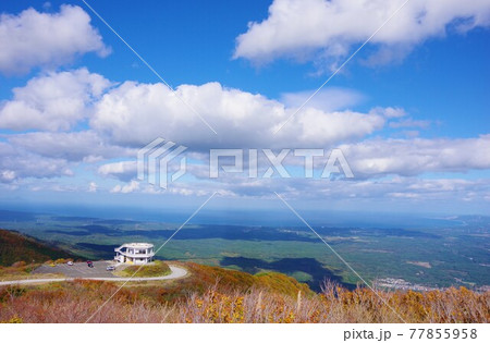 青森県むつ市　紅葉時期の釜臥山展望台　津軽海峡方面を望む 77855958