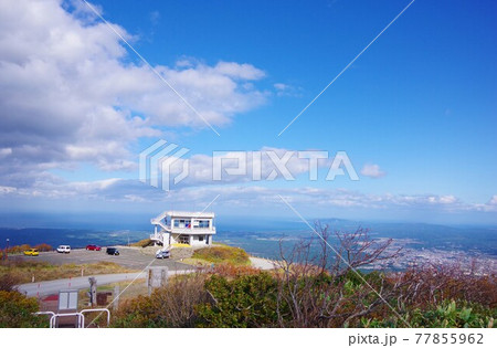 青森県むつ市 紅葉時期の釜臥山展望台 津軽海峡方面を望む 青森県むつ市 紅葉時期の釜臥山展望台 津軽海峡方面を望む 77855962