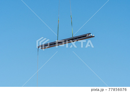 工事現場　クレーン　吊荷 77856076