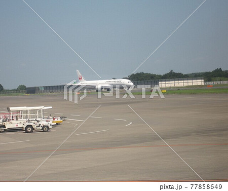 飛行機窓からみた離陸前の飛行機 77858649
