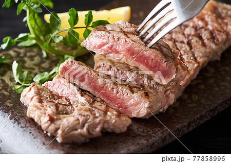 和風の器に盛り付けたサーロインステーキ(国産黒毛和牛) 和風の器に盛り付けたサーロインステーキ(国産黒毛和牛) 77858996