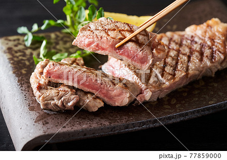 和風の器に盛り付けたサーロインステーキ（国産黒毛和牛） 77859000