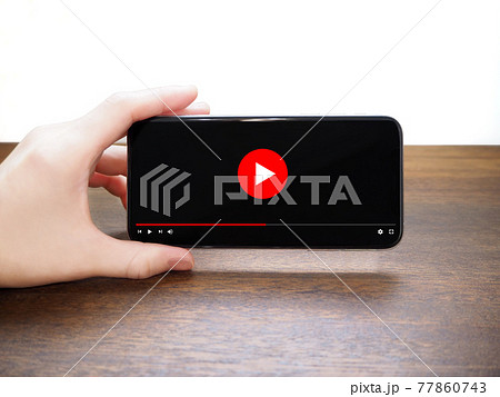 スマホ 動画　女性の手　木目  77860743