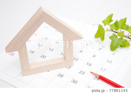 住宅とカレンダー 77861143