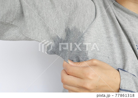 男性の腋汗 77861318