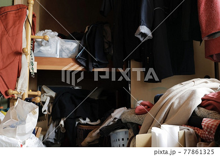 部屋に山積みの服 部屋に山積みの服 77861325
