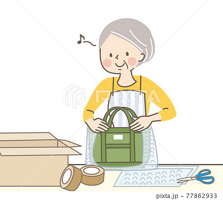 商品を包んで送るシニア女性 77862933