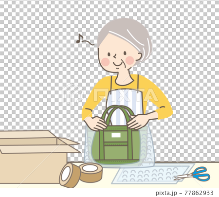 商品を包んで送るシニア女性 77862933