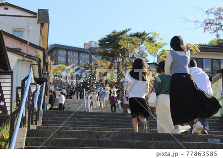 伊香保の石階段を下から見上げる 77863585