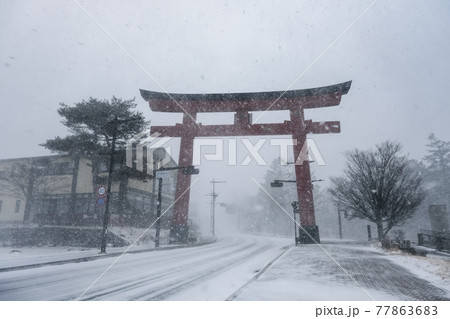 栃木県日光市 雪の降る日光二荒山神社 中宮祠 大鳥居 77863683