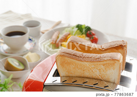 ポップアップトースターのある朝食風景 ポップアップトースターのある朝食風景 77863687