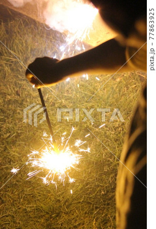 日本の夏休みの風物詩 子供が持つ線香花火 日本の夏休みの風物詩 子供が持つ線香花火 77863925