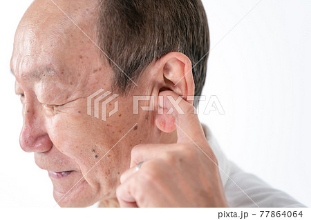 シニア男性　耳　 77864064