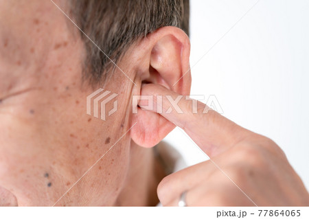 シニア男性　耳　 77864065