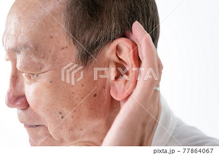 シニア男性　耳　 77864067