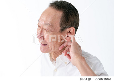 シニア男性　耳　 77864068