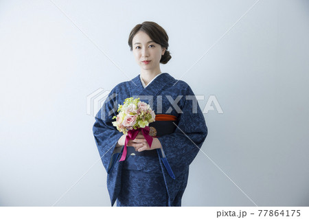 藍色の小紋を着た女性 着物 の写真素材 [77864175] - PIXTA