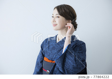 藍色の小紋を着た女性 着物 藍色の小紋を着た女性 着物 77864222
