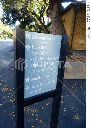 スタンフォード大学構内のBuilding500前の案内看板 スタンフォード大学構内のBuilding500前の案内看板 77864288