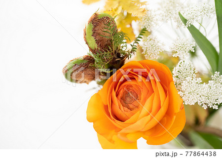 春の花のミニ花束オレンジのバラ 春の花のミニ花束オレンジのバラ 77864438