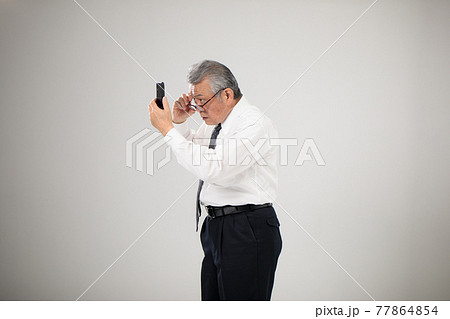 ビジネスマン スマホ シニア 老眼 ビジネスマン スマホ シニア 老眼 77864854