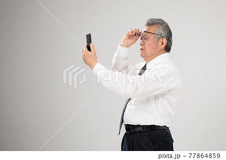 ビジネスマン スマホ シニア 老眼 ビジネスマン スマホ シニア 老眼 77864859