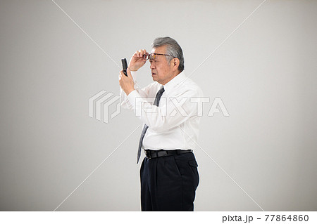 ビジネスマン　スマホ　シニア　老眼 77864860