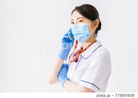 急患の連絡を受ける看護師 急患の連絡を受ける看護師 77865609