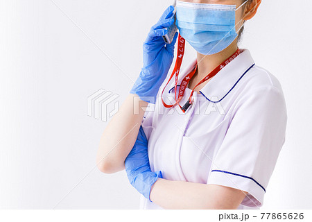 急患の連絡を受ける看護師 急患の連絡を受ける看護師 77865626