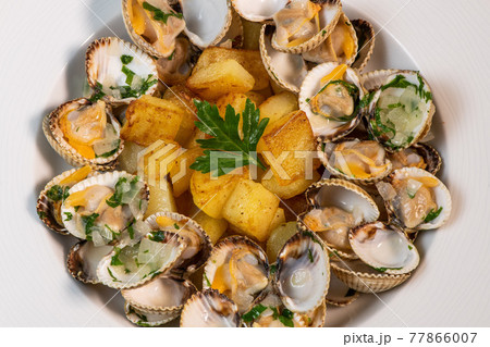 Steamed cockles with fried potatoes in the white dish, mariniere recipe 77866007