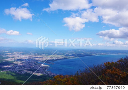 青森県　釜臥山からむつ市街を望む 77867040